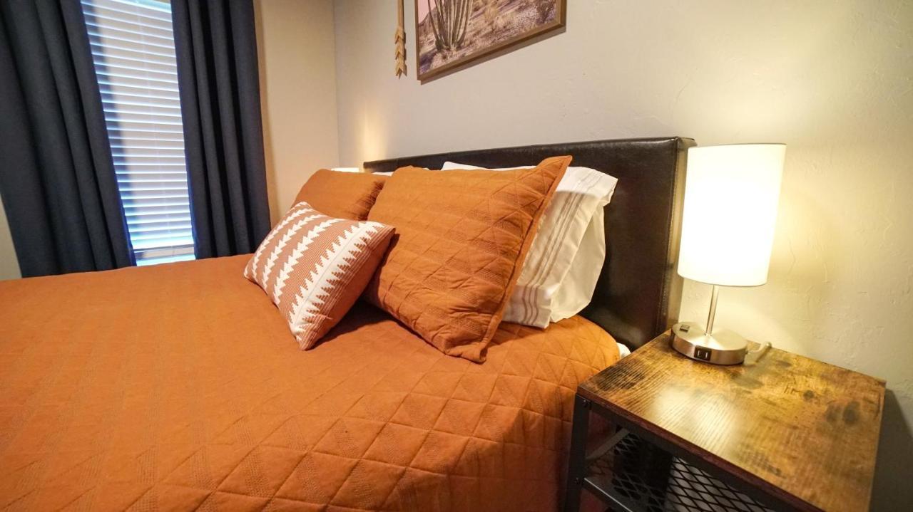 Rock & Roll House, Fiber Internet, Roku Tv, Washer & Dryer, By Dt Chickasha & Leg Lamp! Exteriör bild